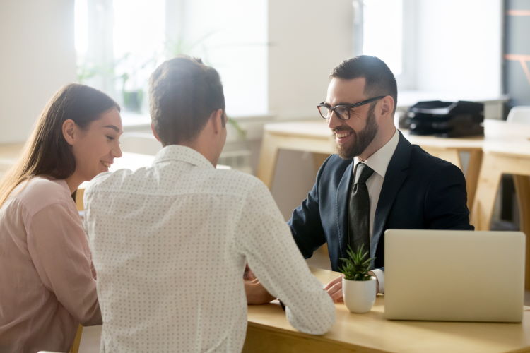 La convergence de la vente en présentiel et virtuelle dans les services financiers